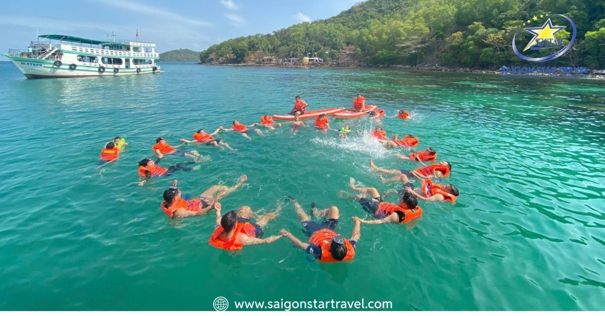 Đoàn khách của Saigon Star Travel trải nghiệm hoạt động lặn ngắm san hô trong làn nước trong xanh tại Nam Du