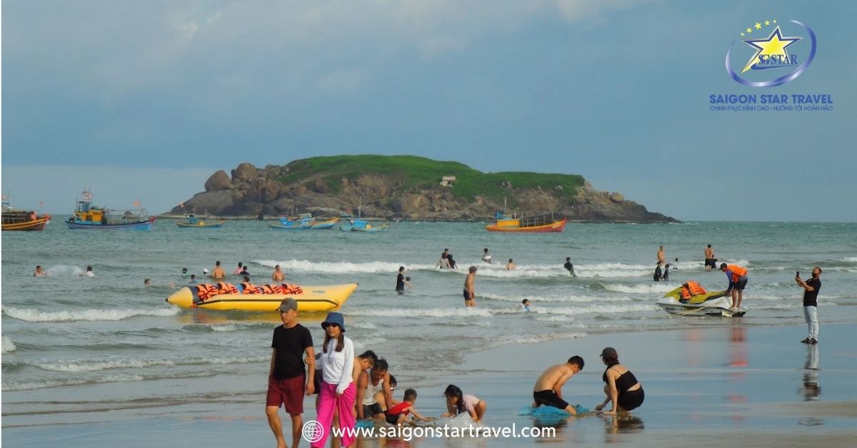 Tắm biển tại các bãi công cộng tại Mũi Né