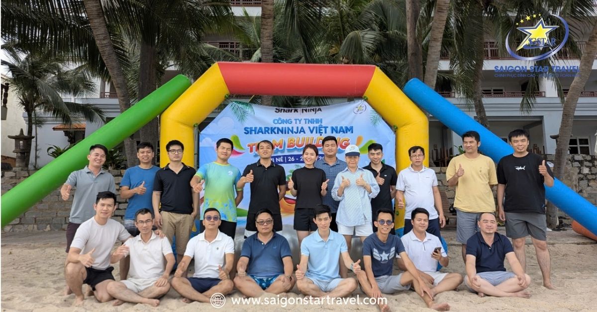 Đoàn khách Saigon Star Travel check in tại bãi biển Mũi Né