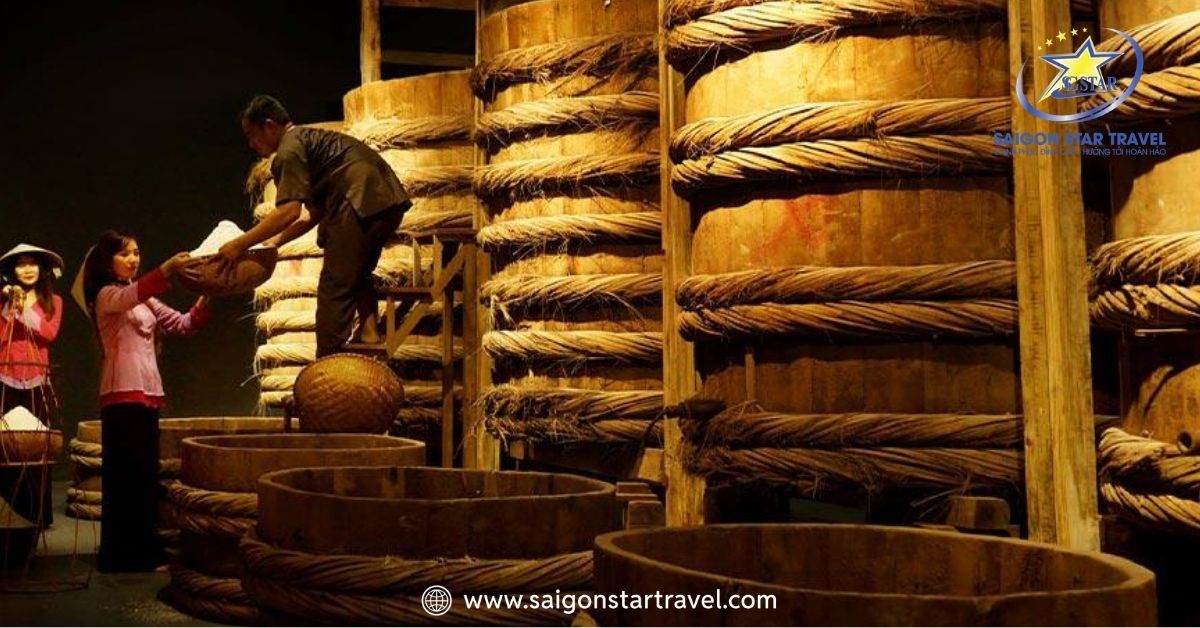 Những thùng gỗ làm nước mắm tại bảo tàng