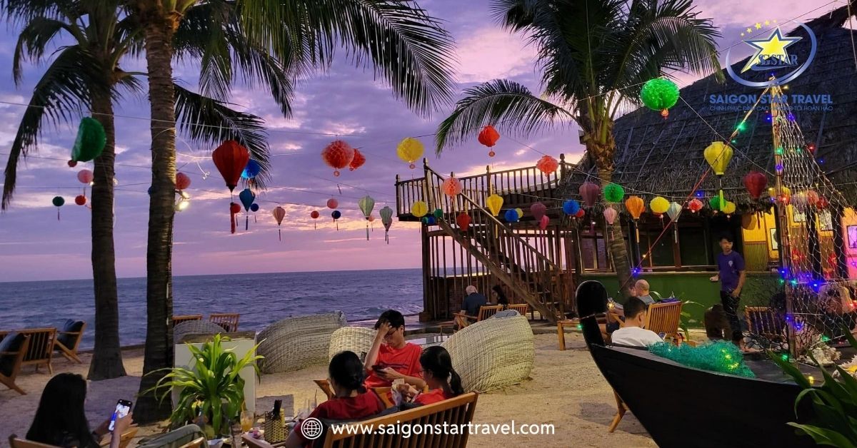 Không gian mở tại Chameleon Beach Bar
