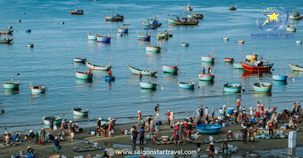 Trải nghiệm mua hải sản tươi sống trực tiếp từ các thúng chai tại Làng chài Mũi Né lúc sáng sớm.