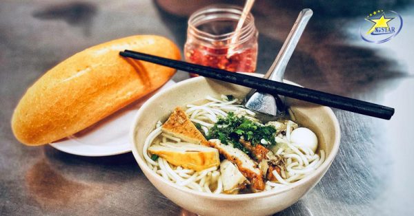 Bánh canh chả cá ăn kèm cùng bánh mì