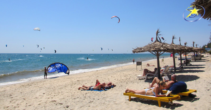 Tour Du Lịch Phan Thiết Mũi Né Lễ 2/9 3 Ngày 2 Đêm - Nghỉ Dưỡng Cao Cấp | Saigon Star Travel Du khách tắm nắng tại Mũi Né