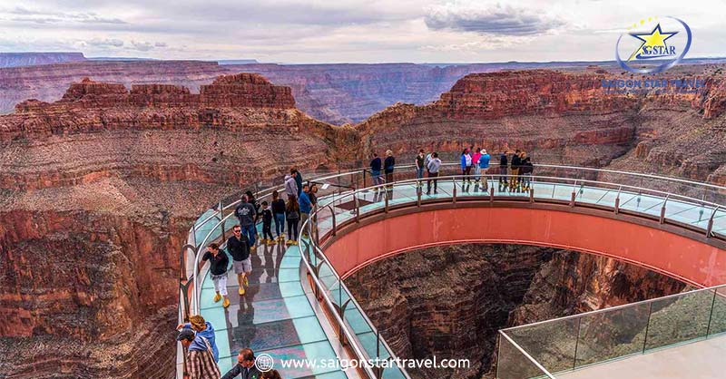 Cầu kính Skywalk hình móng ngựa độc đáo