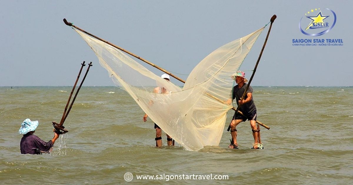 Ngư dân kéo lưới và nhịp sống làng chài bình dị tại biển Thịnh Long