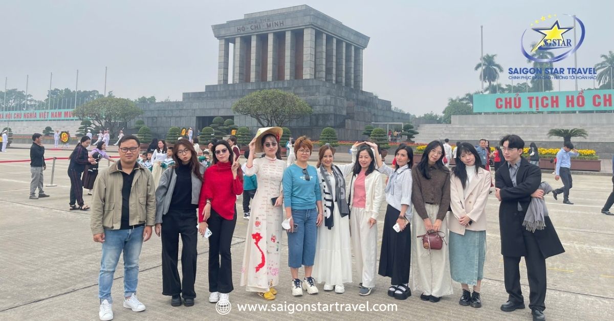 Đoàn khách của Saigon Star Travel trải nghiệm du lịch Đồng Bằng Sông Hồng