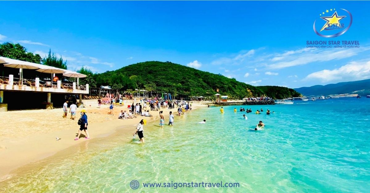 Tận hưởng làn nước trong xanh khi Bãi tranh vào hè
