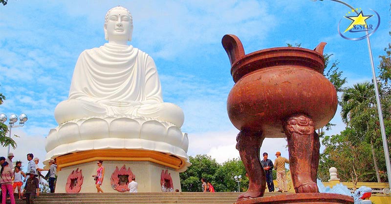 Tượng Kim Thân Phật Tổ - Chùa Long Sơn | Tour Nha Trang 3 Ngày 2 Đêm Tàu Hoả
