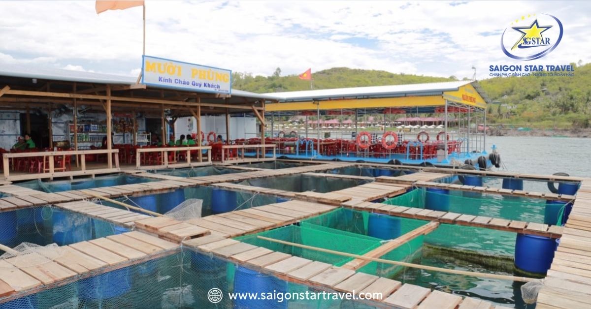 Nhà hàng kết hợp với thuyền bè nuôi thủy hải sản tại làng chài Nha Trang