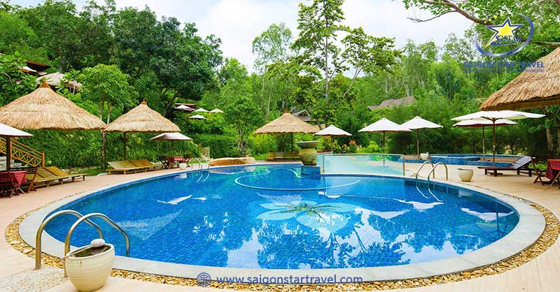 Hồ bơi khoáng Tháp Bà Nha Trang Khu vực hồ bơi tại Trung tâm bùn khoáng Tháp Bà