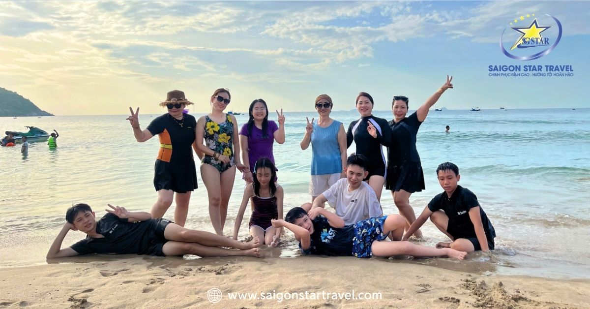 Tắm biển tại KDL Bãi Dài