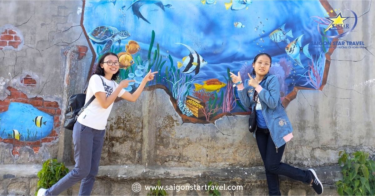 Check-in tại Làng bích họa Hòn Thiên