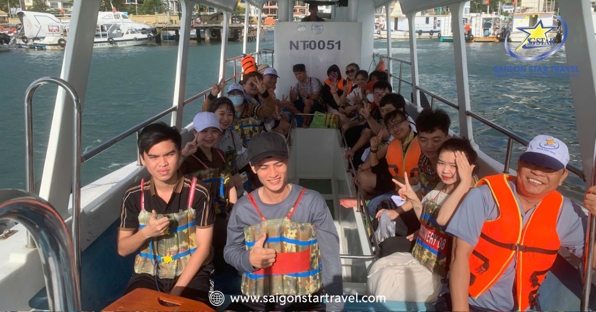 Tàu đáy kính ngắm biển Vịnh Vĩnh Hy