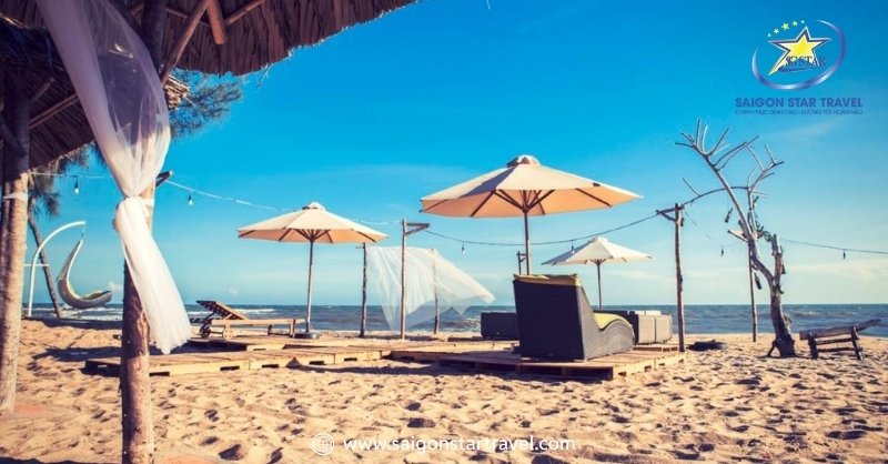 Bãi cát vàng trên Resort Cam Bình