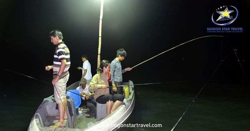 Du Lịch Đảo Phú Quý: Hành Trình Khám Phá Thiên Đường Biển Hoang Sơ | Saigon Star Travel Câu mực đêm khi du lịch đảo Phú Quý tự túc
