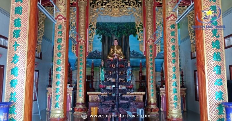 Chùa Linh Long Mũi Né - Ngôi Chùa Cổ Trên Trăm Tuổi Bình Thuận | Saigon Star Travel Bên trong Chánh điện chùa Linh Long Mũi Né thờ Phật Thích Ca và Quan Thế Âm Bồ Tát