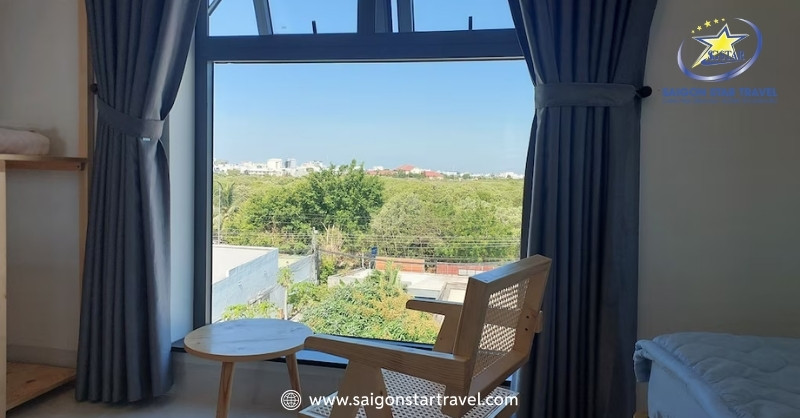 Khám Phá Windy Homestay Phan Thiết - Điểm Dừng Chân Lý Tưởng Cho Bạn | Saigon Star Travel Cửa sổ đón ánh nắng tại Windy Phan Thiết