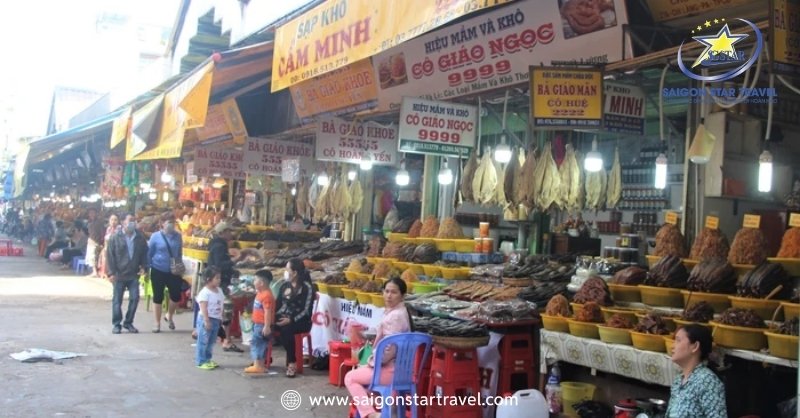 Các gian hàng tại chợ Mũi Né