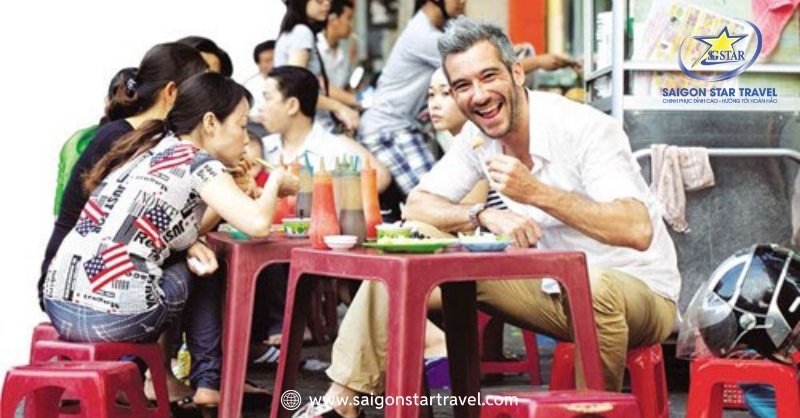 Giới Thiệu Về Bánh Quai Vạc Phan Thiết | Saigon Star Travel Khách nước ngoài trải nghiệm bánh quai vac Phan Thiết