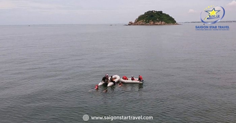 Đảo Hòn Bà Lagi Bình Thuận: Viên Ngọc Quý Ẩn Mình | Saigon Star Travel Mặt biển yên tĩnh xung quanh đảo Hòn Bà