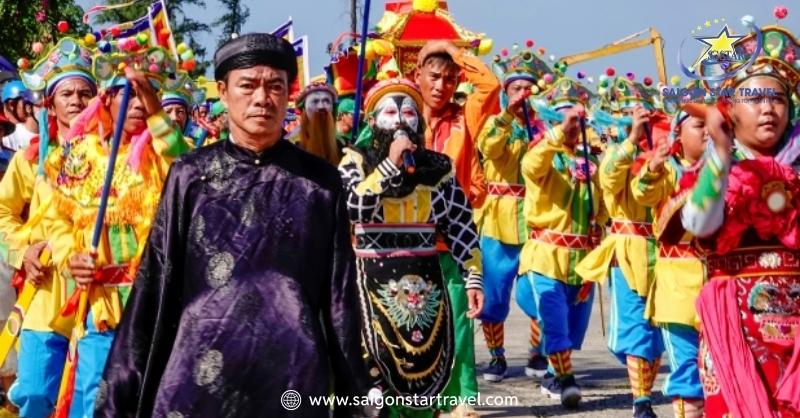 Lễ Hội Cầu Ngư Bình Thuận: Trải Nghiệm Văn Hóa Đặc Sắc | Saigon Star Travel Không gian ngập tràn màu sắc tại Lễ Hội Cầu Ngư Bình Thuận