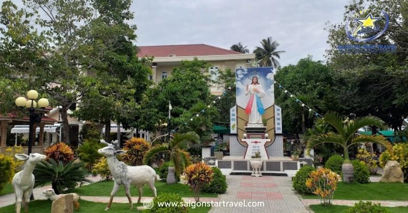 Giáo xứ Rạng với vẻ đẹp bình dị, hòa hợp với thiên nhiên và cảnh biển