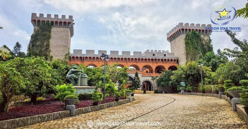 Lâu Đài Rượu Vang - Địa Điểm Du Lịch Không Thể Bỏ Qua Tại Phan Thiết | Saigon Star Travel Không gian xanh mướt bên ngoài khuôn viên