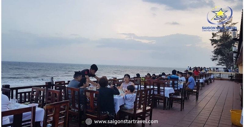 Mách Bạn Top 10 Địa Điểm Ăn Hải Sản Ngon Ở Mũi Né "Quên Lối Về" | Saigon Star Travel Ngồi ngoài trời ngắm biển và ăn hải sản nướng thì...hết sảy