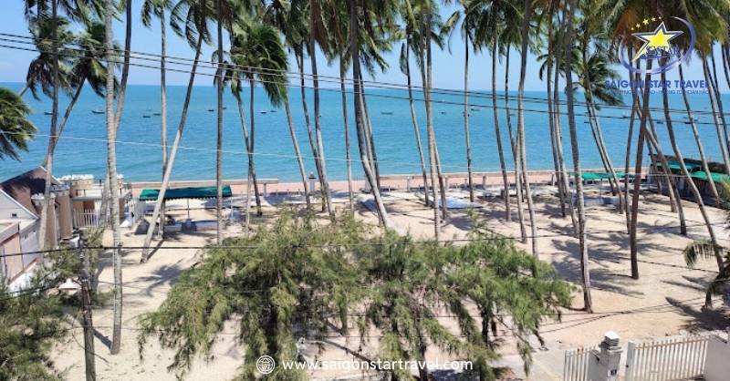 Nhà thờ Rạng Mũi Né nằm cạnh bên bờ biển