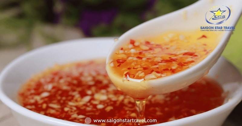 Giới Thiệu Về Bánh Quai Vạc Phan Thiết | Saigon Star Travel Nước mắm chua ngọt ăn kèm bánh quai vạc Phan Thiết