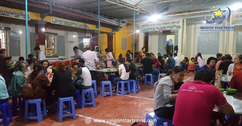 Chùa Linh Long Mũi Né - Ngôi Chùa Cổ Trên Trăm Tuổi Bình Thuận | Saigon Star Travel Quý phật tử tham gia các hoạt động tại Chùa Linh Long Mũi Né