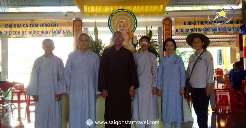 Chùa Linh Long Mũi Né - Ngôi Chùa Cổ Trên Trăm Tuổi Bình Thuận | Saigon Star Travel Quý phật tử tham gia lễ hội cùng các sư thầy tại chùa Linh Long Mũi Né