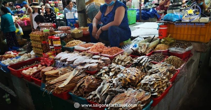 Mua sắm các món ẩm thực Bình Thuận tại chợ Hàm Tiến