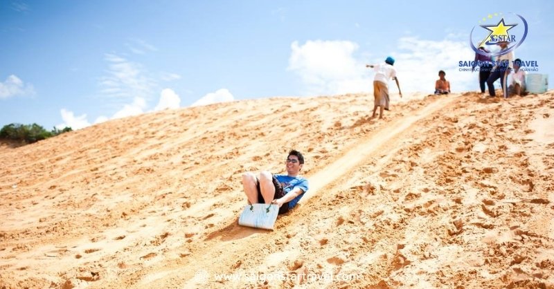 Đến Đồi Cát Phan Thiết Mũi Né thì không thể bỏ qua trò chơi trượt cát này