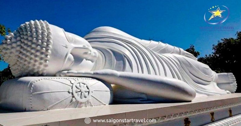 Chùa Linh Long Mũi Né - Ngôi Chùa Cổ Trên Trăm Tuổi Bình Thuận | Saigon Star Travel Tượng phật nằm Nhập Niết Bàn tại chùa Linh Long Mũi Né