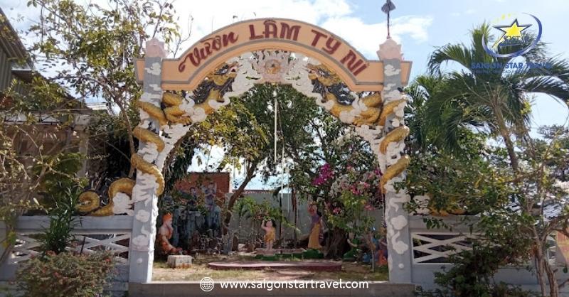 Chùa Linh Long Mũi Né - Ngôi Chùa Cổ Trên Trăm Tuổi Bình Thuận | Saigon Star Travel Bên ngoài vườn Lâm Tỳ Ni