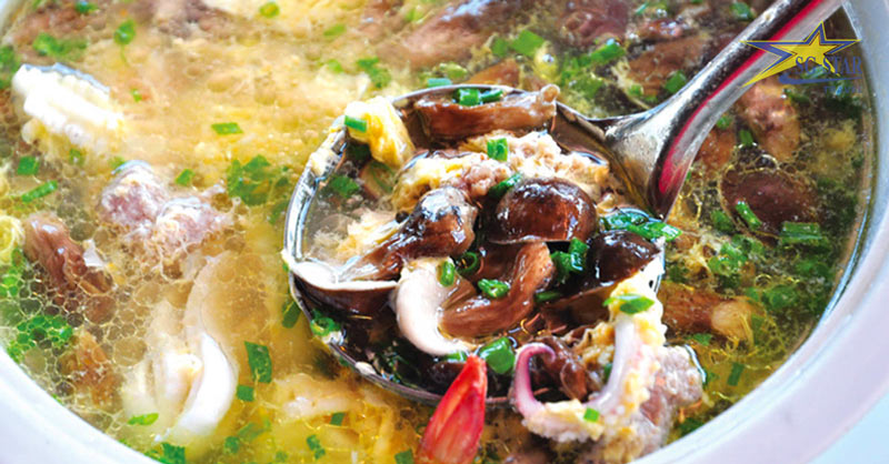 Canh nấm tràm nấu với nhiều loại hải sản