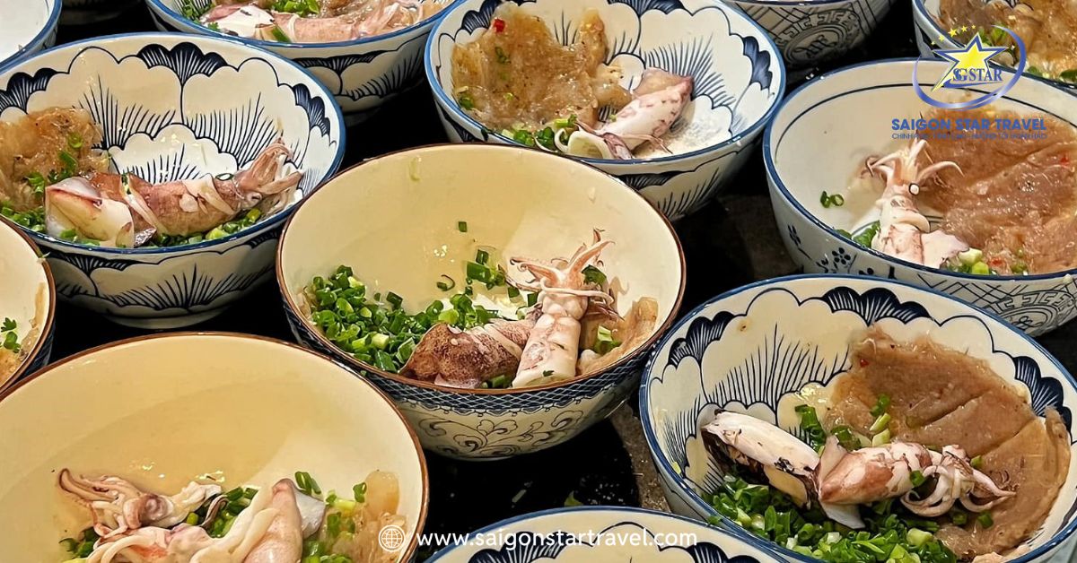 Cận cảnh tô bún quậy Phú Quốc đầy ắp mực tươi và chả cá
