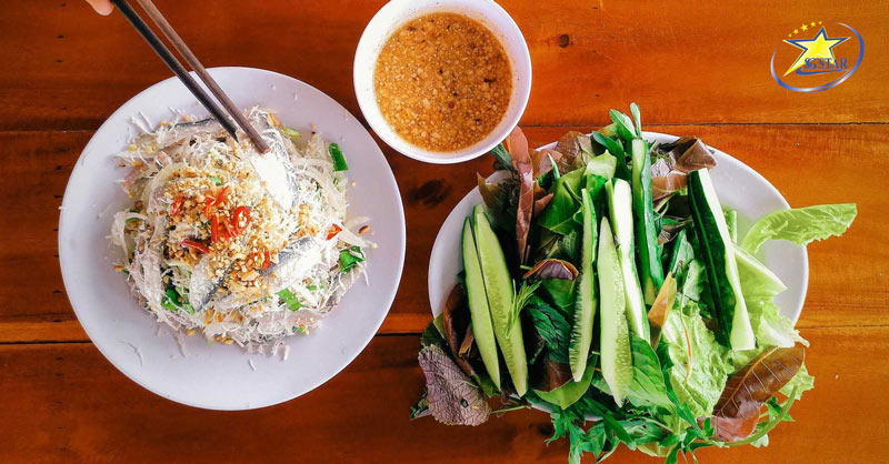 Gỏi cá trích Phú Quốc - đặc sản ẩm thực trứ danh Đảo Ngọc | Saigon Star Travel Thưởng thức Gỏi Cá Trích Phú Quốc