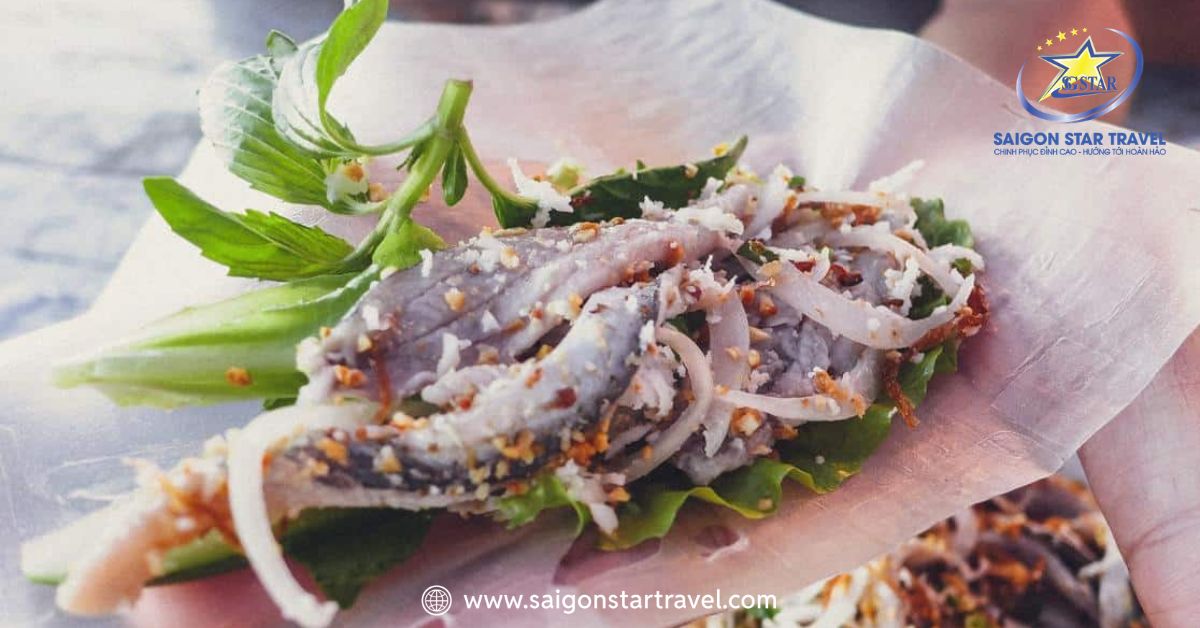 Sự kết hợp hoàn hảo giữa cá trích tươi sống, dừa nạo và rau rừng đặc trưng