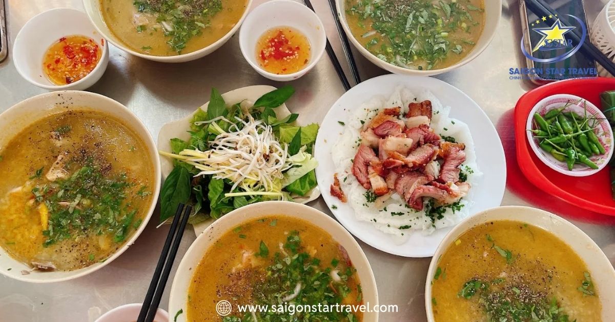 Thưởng thức bánh hỏi cháo lòng quán Diên Hồng