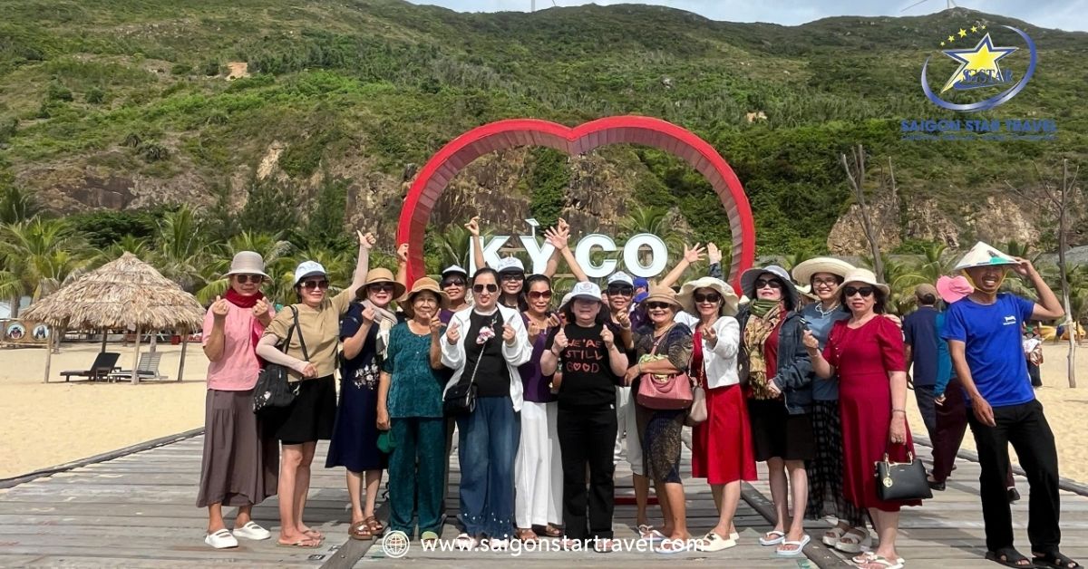 Đoàn khách của Saigon Star Travel vui vẻ check-in trong chuyến hành trình khám phá Quy Nhơn