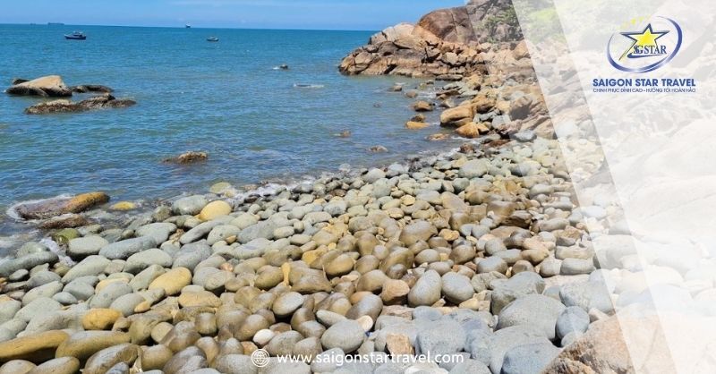 Bãi Tắm Hoàng Hậu, hay còn được người dân địa phương quen gọi là Bãi Đá Trứng