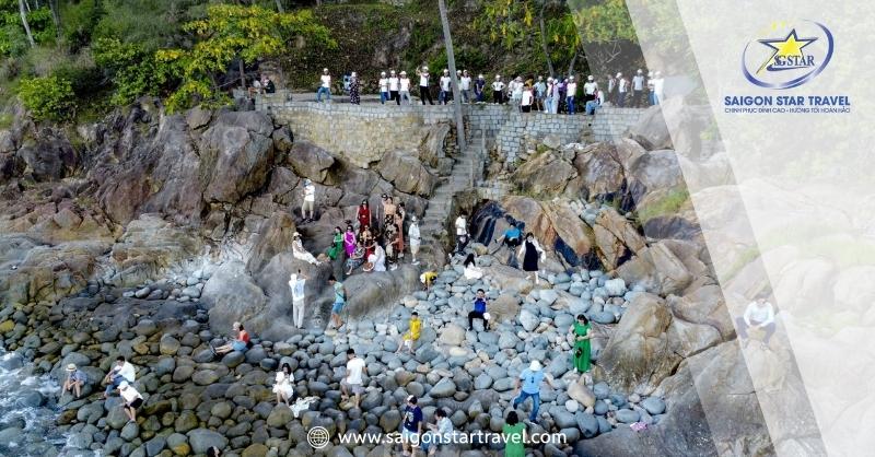 Thời điểm đẹp nhất để đi Bãi Tắm Hoàng Hậu là vào mùa hè, từ tháng 3 đến tháng 9