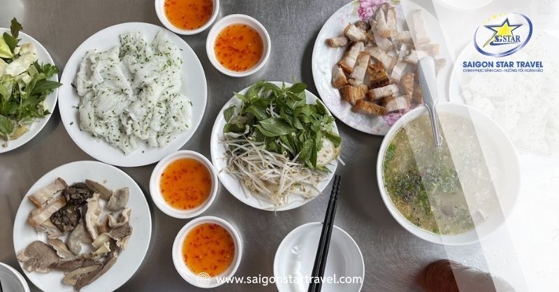 Thực đơn ở quán Hồng Thanh hấp dẫn với bánh hỏi mềm mịn, lòng heo giòn tươi