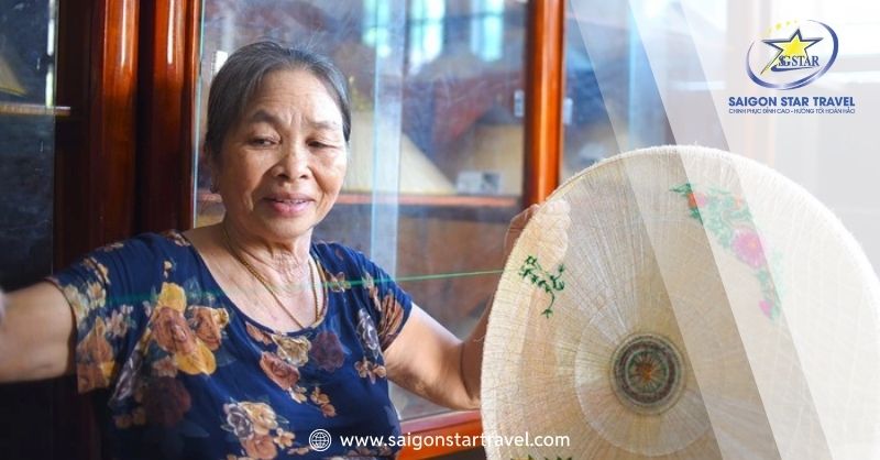 Một chiếc nón đơn giản có thể mất vài ngày, trong khi những chiếc nón nhiều chi tiết có thể mất đến vài tuần