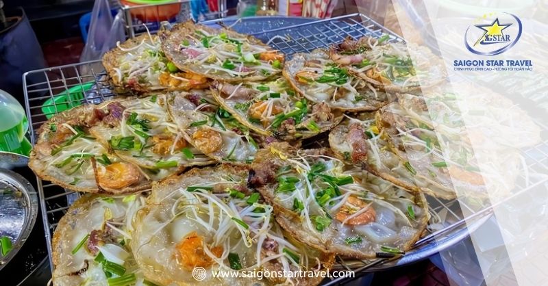 Chiếc bánh xèo giòn tan, nhân thịt và hải sản tươi ngon là điều bạn nên thử khi du lịch Quy Nhơn tự túc
