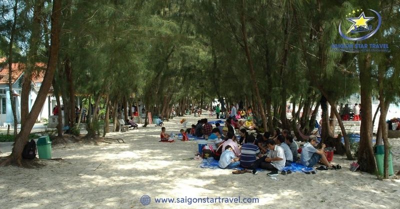 Dùng cơm trưa và nghỉ ngơi tại Vịnh Hòa