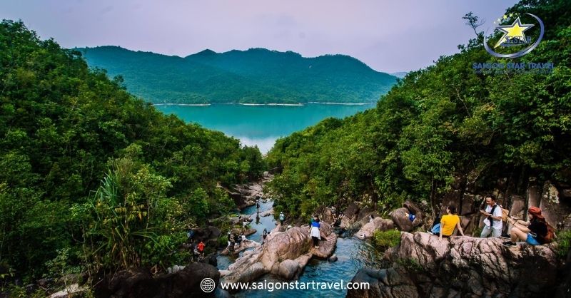 Hầm Hô nổi bật với những dãy núi đá vôi kỳ vĩ, dòng sông xanh trong vắt và môi trường thiên nhiên hoang sơ